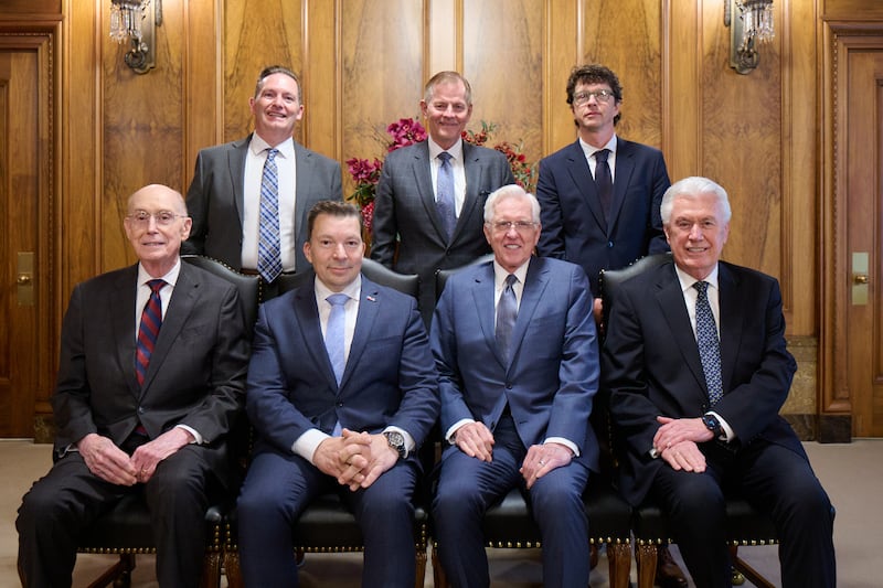 Des dirigeants de l'Église et des représentants de la République tchèque posent pour une photo.