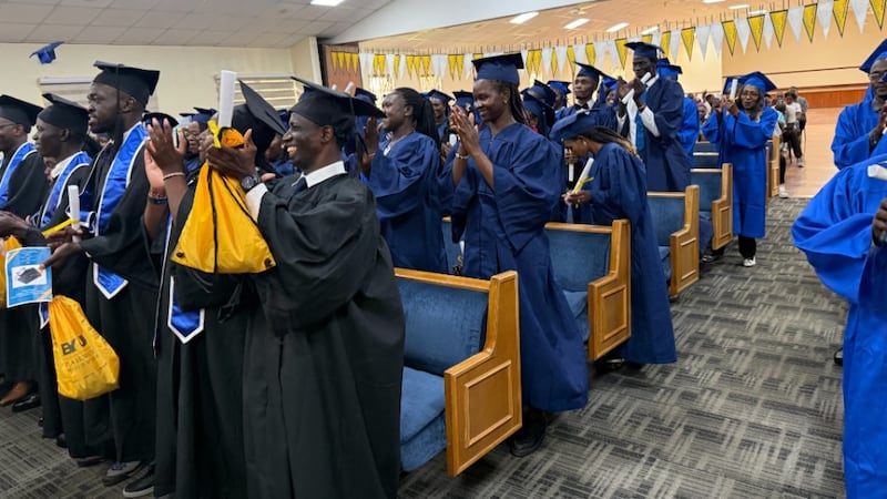 Les participants et les diplômés se lèvent pour applaudir à la fin de la cérémonie d'achèvement de BYU Pathway à Nairobi, au Kenya. Le 25 avril 2026.