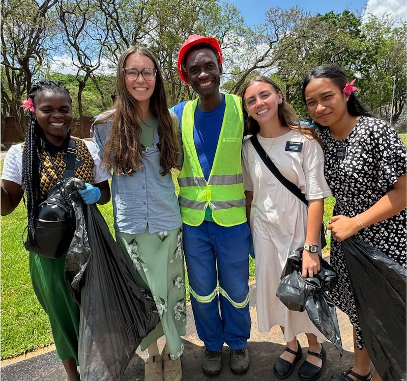 Kilford Shereni fait une pause dans son travail sur le terrain du temple de Harare, au Zimbabwe, pour se joindre à des sœurs missionnaires qui ramassaient des déchets.