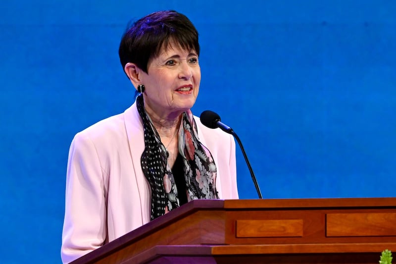 Sœur Susan Bednar prend la parole lors de la session de clôture de la conférence des femmes de BYU le vendredi 1er mai 2026, à Provo, Utah.