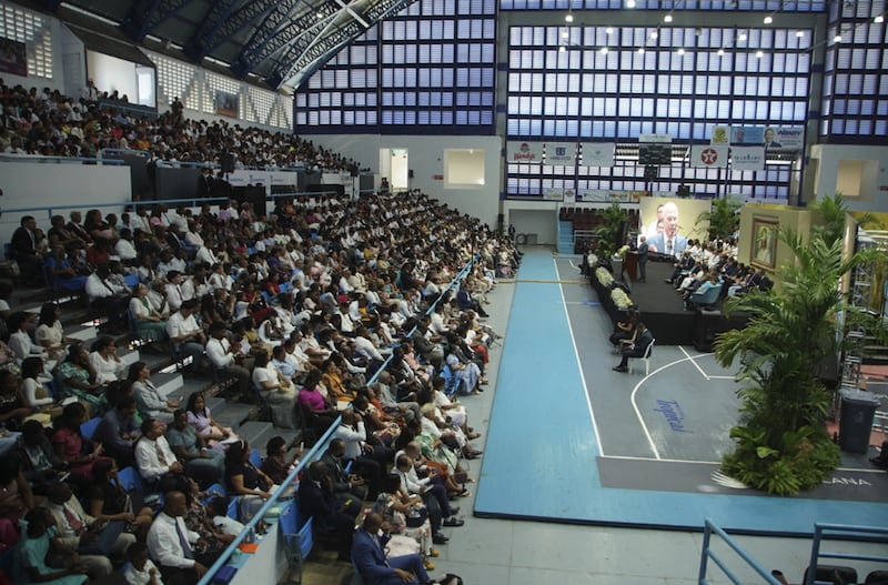 Elder Ronald A. Rasband, du Collège des douze apôtres, prend la parole lors d'une conférence spéciale en République dominicaine le 25 avril 2026.