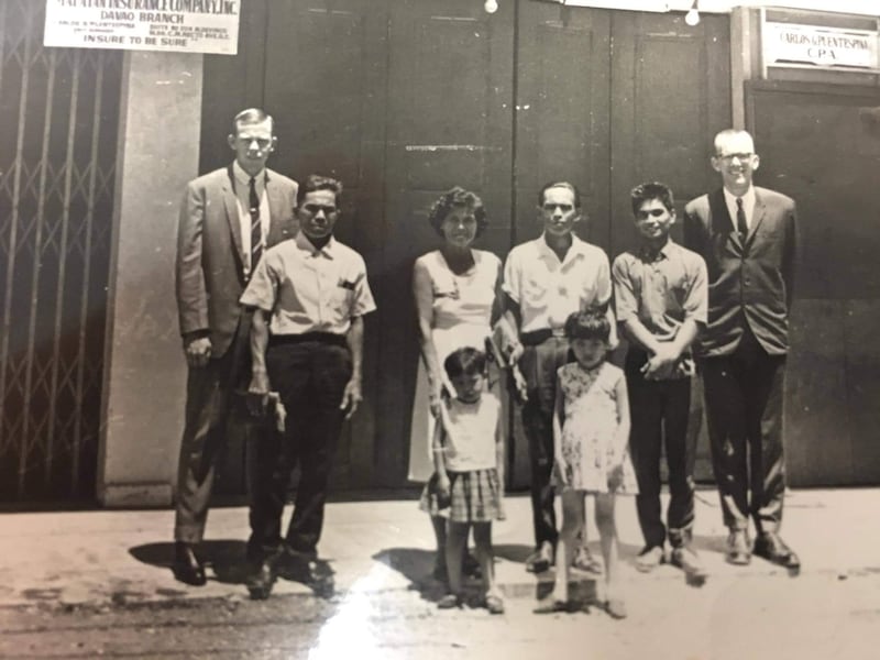 Cipriano Mumar et sa famille prennent une photo le jour de leur baptême, le 29 juin 1968, à Davao City, Philippines, avec Elder Lorenzo Bott et Elder Bruce Stone.