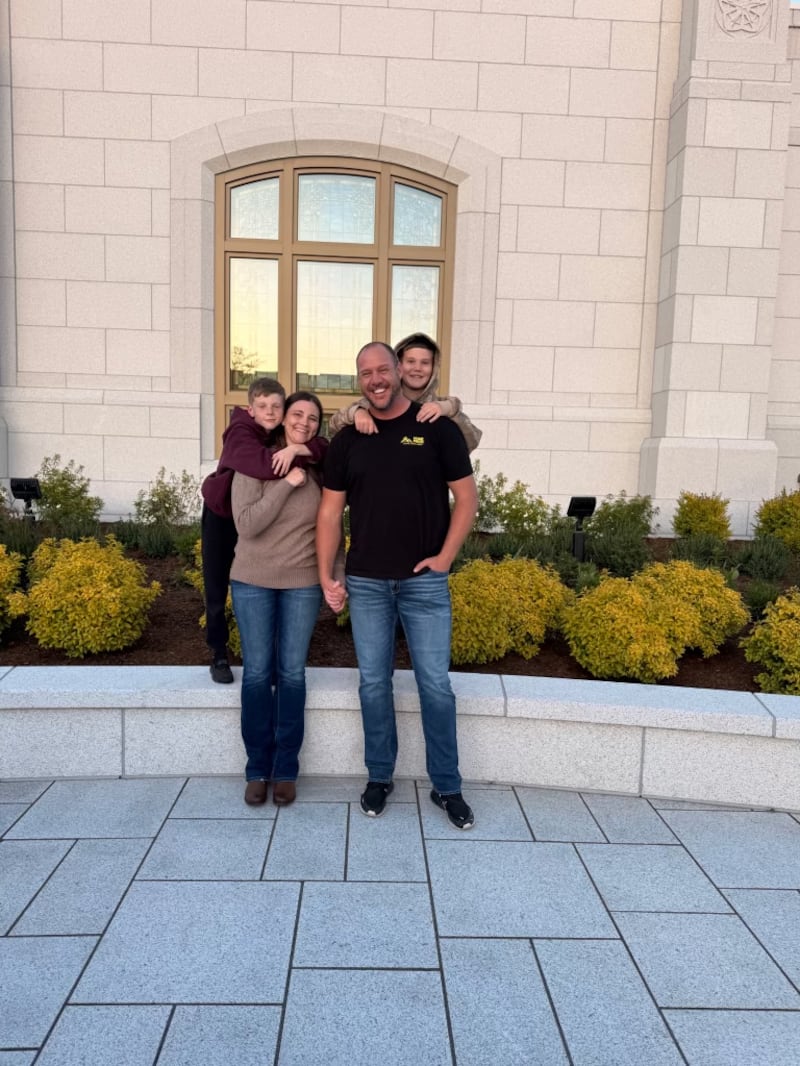 La famille Bair du pieu de Springfield, en Oregon, se tient devant le temple de Willamette Valley, en Oregon.
