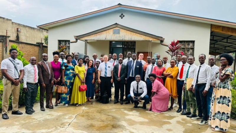 Des missionnaires et des membres de l'Eglise se rassemblent devant le centre du district de Bujumbura, au Burundi, le 16 avril 2026.