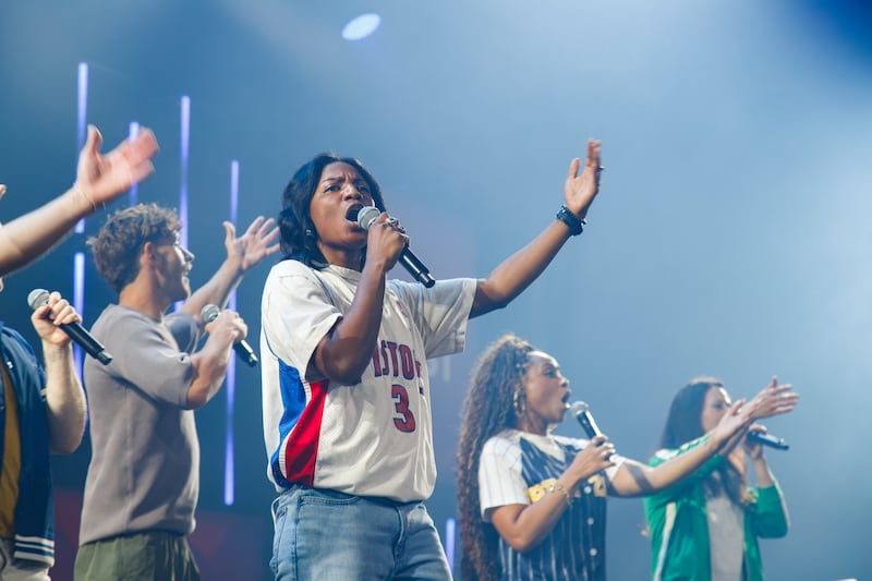 L'invité spécial « the King will come », un collectif d'artistes figurant au classement Billboard, se produit lors de la conférence 2026 des jeunes adultes célibataires de la région d'Utah au Salt Palace Convention Center à Salt Lake City, le vendredi 14 août 2026.