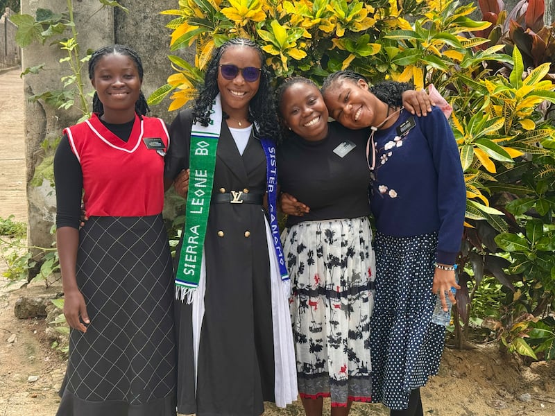 Quatre sœurs missionnaires prennent une photo ensemble dans la mission de Bo (Sierra Leone), le 26 mai 2026.