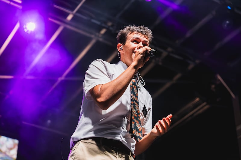 Frère Blake Walker chante sur scène lors du festival de musique pour la jeunesse de Las Vegas à l'UNLV, le samedi 17 octobre 2026.