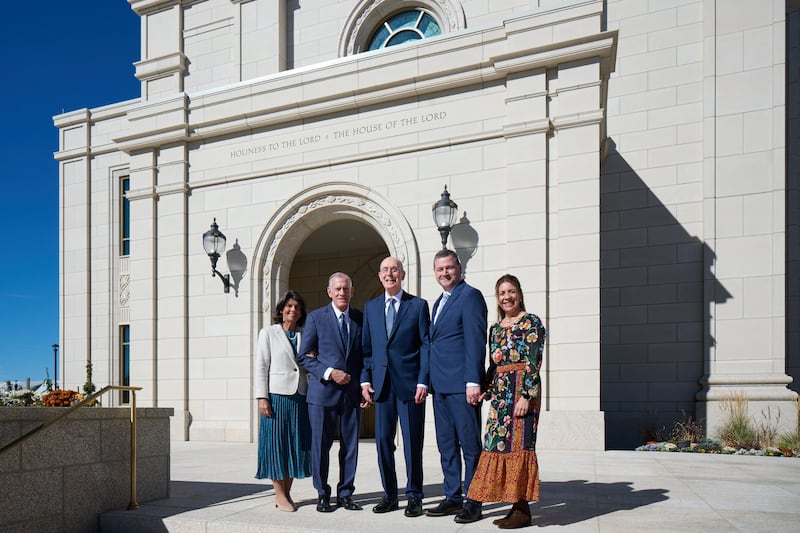 Président Henry B. Eyring se tient devant le temple de Montpelier (Idaho) entre les soixante-dix Autorités générales frère Steven R. Bangerter, à gauche, et frère Ricardo P. Giménez, à droite, et leurs épouses, sœur Susan A. Bangerter et sœur Catherine Giménez, respectivement.