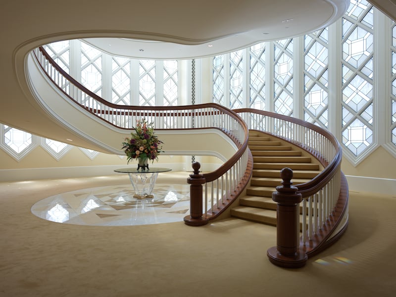 Un escalier à l'intérieur du temple de San Diego, en Californie.