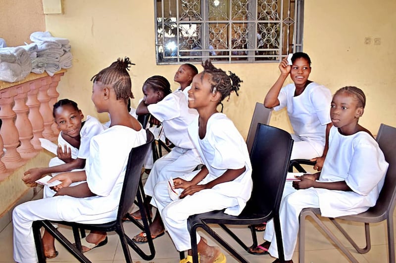 Des jeunes vêtus de blanc attendent leur tour pour être baptisés à Bamako, au Mali, le samedi 18 avril 2026.