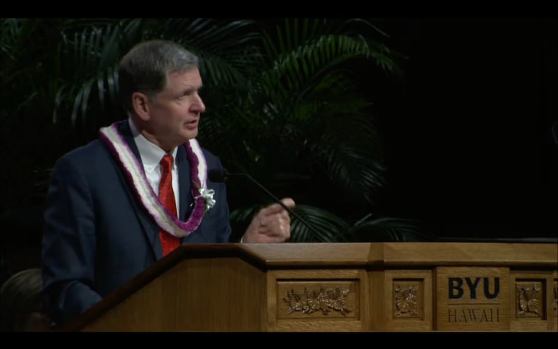 Elder James R. Rasband, soixante-dix Autorité générale, s'adresse aux participants lors d'une veillée spirituelle à BYU-Hawaii, à Laie, Hawaii, le mardi 2 juin 2026.