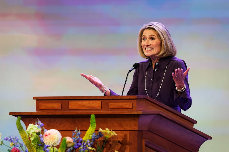 Presidente Camille N. Johnson, presidente generale de la Societe de Secours, s'exprime lors de son discours principal dans le cadre de la conference des femmes de BYU, tenue au Marriott Center a Provo, Utah, le jeudi 30 avril 2026.