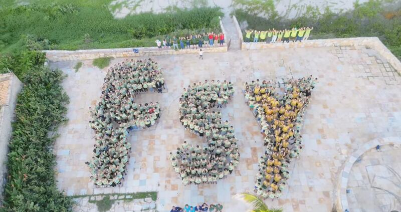 Des jeunes, des conseillers et des dirigeants forment les lettres PJS lors d'une conference Pour la solidite de la jeunesse a Fortaleza, au Bresil, le 17 fevrier 2026.