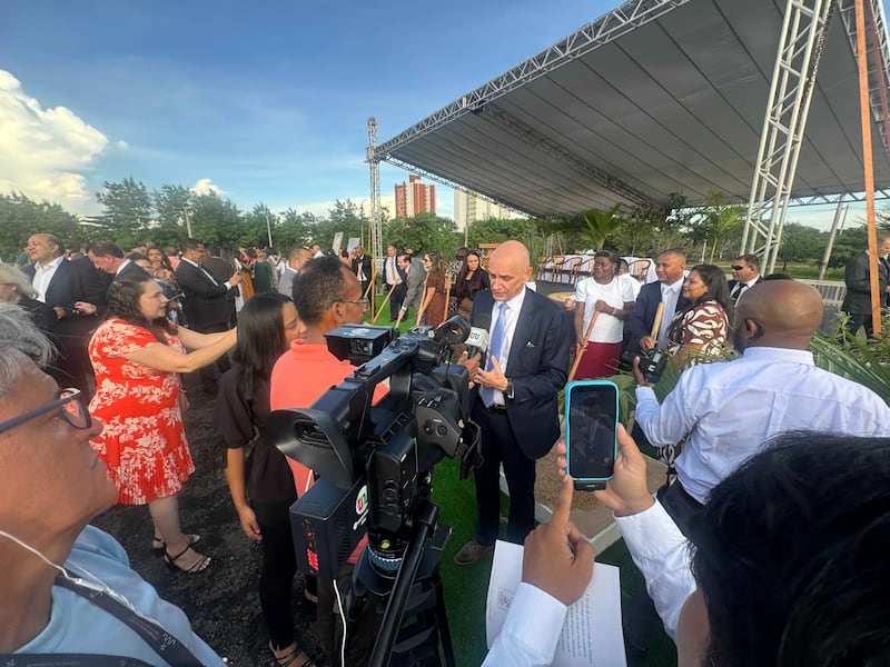 Des representants des medias s'entretiennent avec frere Ciro Schmeil — soixante-dix Autorite generale et premier conseiller dans la presidence de l'interregion du Bresil — apres la ceremonie d'inauguration du temple de Teresina, au Bresil, le samedi 18 avril 2026, a Teresina, au Bresil.