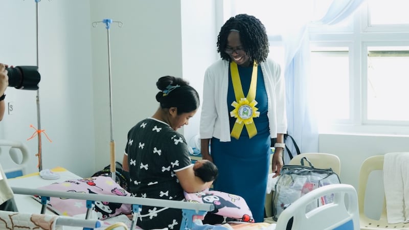 La présidente Rosemary K. Chibota rend visite à des mères et des nouveau-nés à l'hôpital général de Naga City à Naga, aux Philippines, le 14 septembre 2026.
