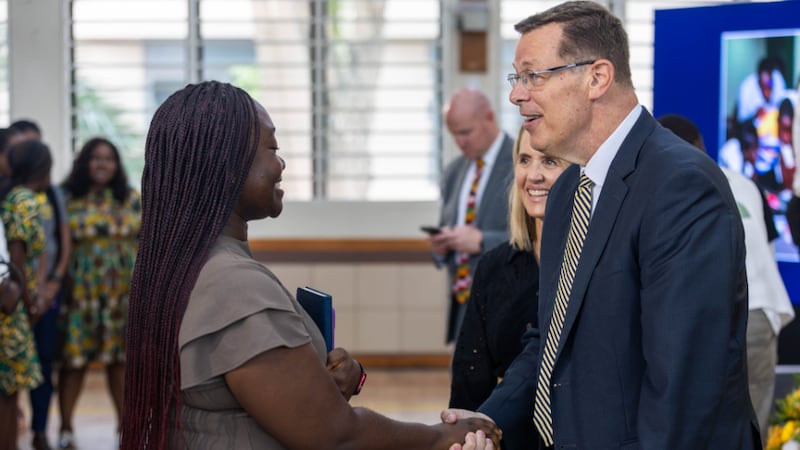 Frère Clark G. Gilbert, du Collège des douze apôtres, à droite, et son épouse, sœur Christine Gilbert, derrière lui, saluent des étudiants de BYU–Pathway après une réunion spirituelle à Accra (Ghana), le vendredi 28 août 2026.