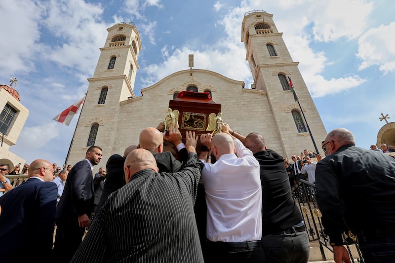 Des personnes en deuil portent le cercueil du docteur Mohammad al-Qsous, tué lors de l'attaque par arme à feu de vendredi contre une église du village de Hamoud, dans le gouvernorat de Karak en Jordanie, pendant ses obsèques à l'église de la Présentation du Seigneur au Temple, à Amman (Jordanie), le lundi 26 octobre 2026.