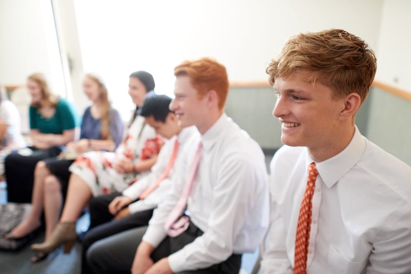 Des jeunes gens et des jeunes filles saints des derniers jours assistent à un cours de l'École du Dimanche.