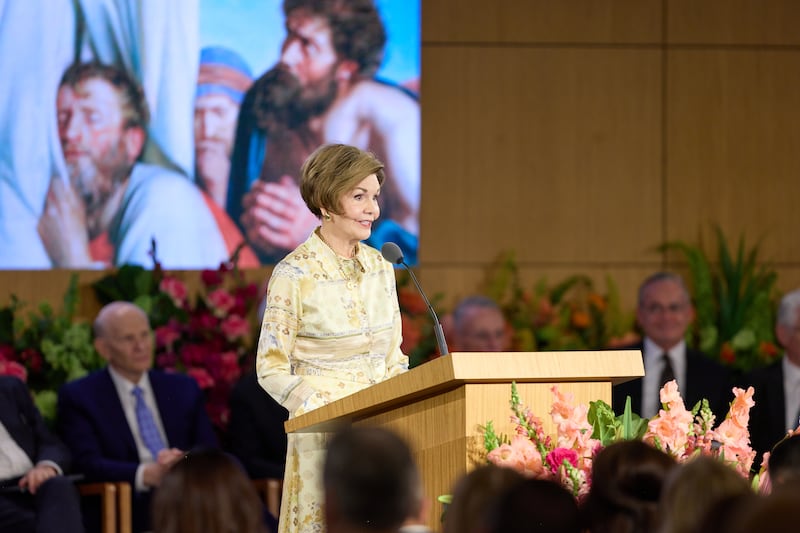 Sœur Kristen Oaks, épouse du président de l'Église Dallin H. Oaks, partage son témoignage lors de la session du samedi 20 juin 2026 du séminaire pour les nouveaux dirigeants de mission au centre de formation des missionnaires de Provo, à Provo, en Utah.