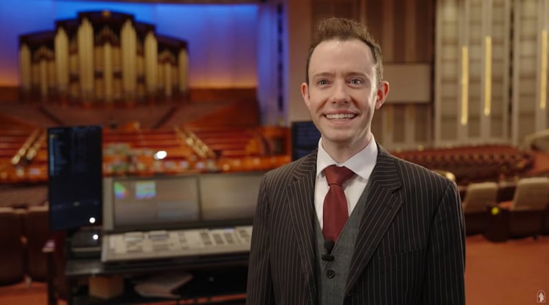 Braden Earl Howard, spécialiste de l'éclairage pour l'Église, figure dans une nouvelle vidéo de l'Église sur le travail dans les coulisses des techniciens du son et de la lumière avant la conférence générale.