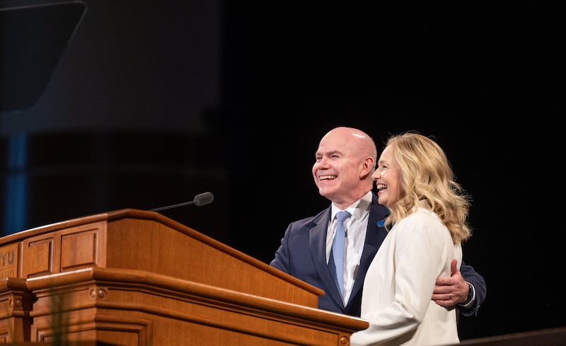Le president de Brigham Young University-Idaho, Alvin F. Meredith III, et son epouse, soeur Jennifer Meredith, prennent la parole lors d'une devotionnelle sur le campus le mardi 21 avril 2026 a Rexburg, en Idaho.
