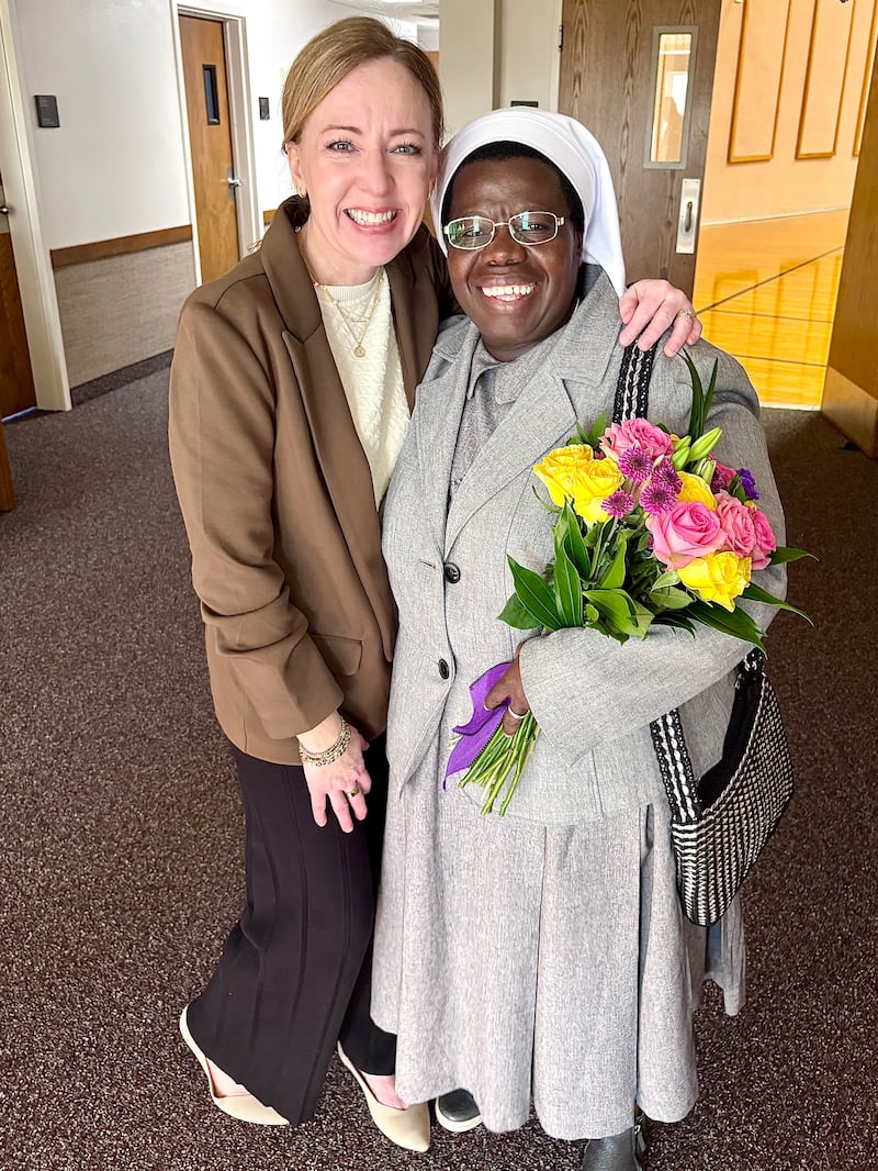 De gauche à droite, Katee Bailey, sainte des derniers jours et directrice de JustServe pour la région de l'Oklahoma, et sœur Rosemary Nyirumbe sourient après la veillée et le projet de service le 8 mars 2026 à Oklahoma City, en Oklahoma.
