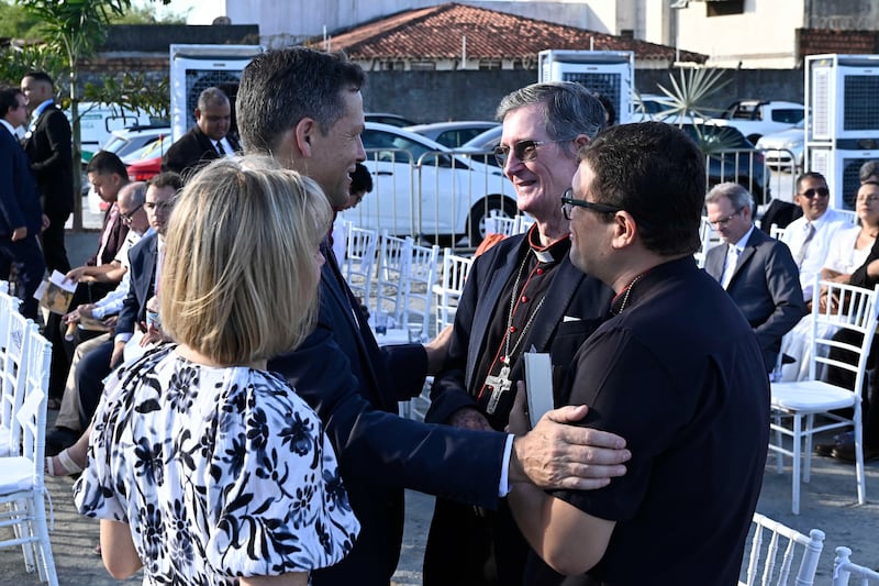 Frère B. Corey Cuvelier, de la présidence de l’interrégion du Brésil, et son épouse, sœur Wendi Cuvelier, saluent les invités lors de la cérémonie d'ouverture du chantier du temple de Maceió (Brésil).