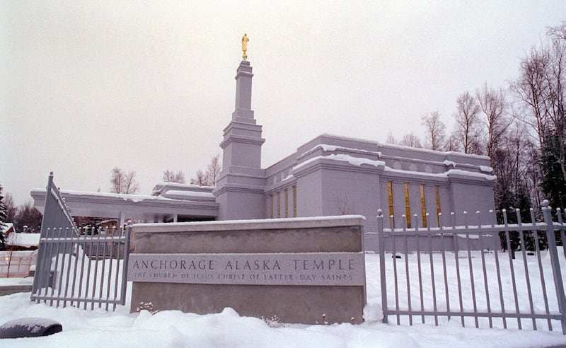 Le panneau à l’entrée du temple d’Anchorage (Alaska), avec le temple en arrière-plan.