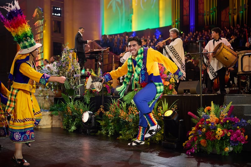 Des artistes divertissent le public avec de la danse et de la musique lors de « Luz de las Naciones ».