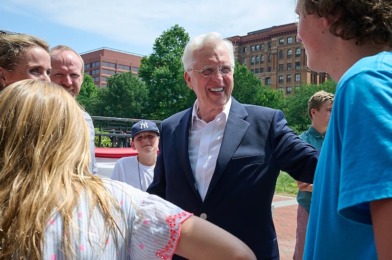 Le président D. Todd Christofferson, deuxième conseiller dans la Première Présidence, salue des visiteurs lors d'une visite de sites historiques à Philadelphie, en Pennsylvanie, notamment la Cloche de la Liberté et l'Independence Hall, le vendredi 12 juin 2026.