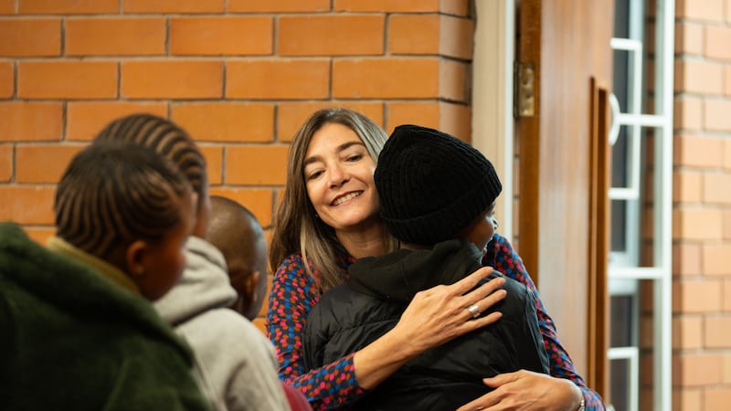 Sœur Andrea Muñoz Spannaus salue des jeunes filles à Maseru, au Lesotho, le 5 septembre 2026.