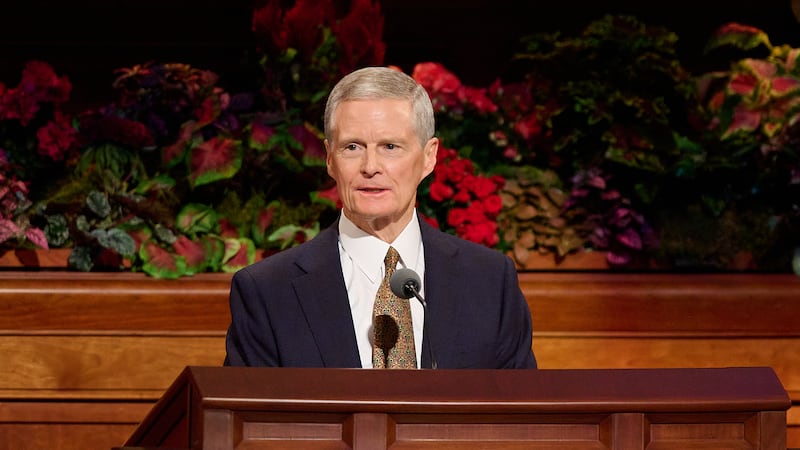 Elder David A. Bednar, du Collège des douze apôtres, prend la parole lors de la session du dimanche après-midi de la 195e conférence générale semestrielle.