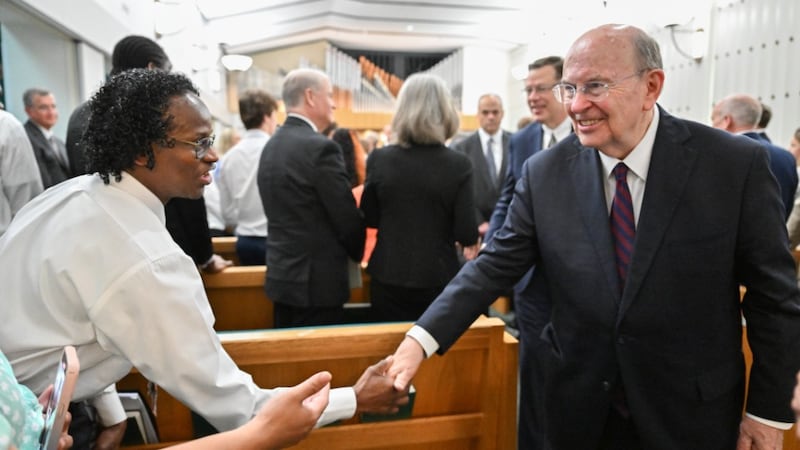 Frère Quentin L. Cook, du Collège des douze apôtres, échange avec des membres et des amis de l'Église lors d'une réunion spirituelle diffusée dans tout le Royaume-Uni et en Irlande, transmise depuis la chapelle de Hyde Park à Londres, le dimanche 24 mai 2026.