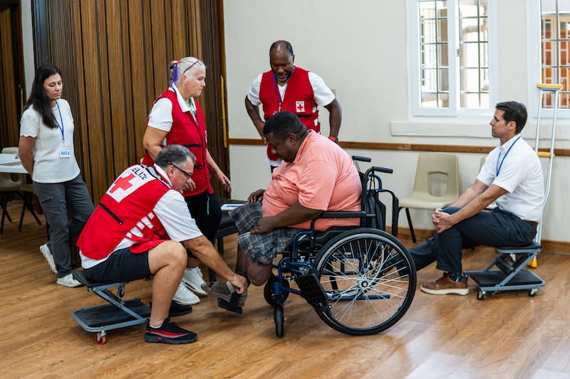 Des bénévoles aident à ajuster un fauteuil roulant offert par l'Église de Jésus-Christ des Saints des Derniers Jours dans le cadre d'un don plus important de centaines de fauteuils roulants en Bolivie en 2026.