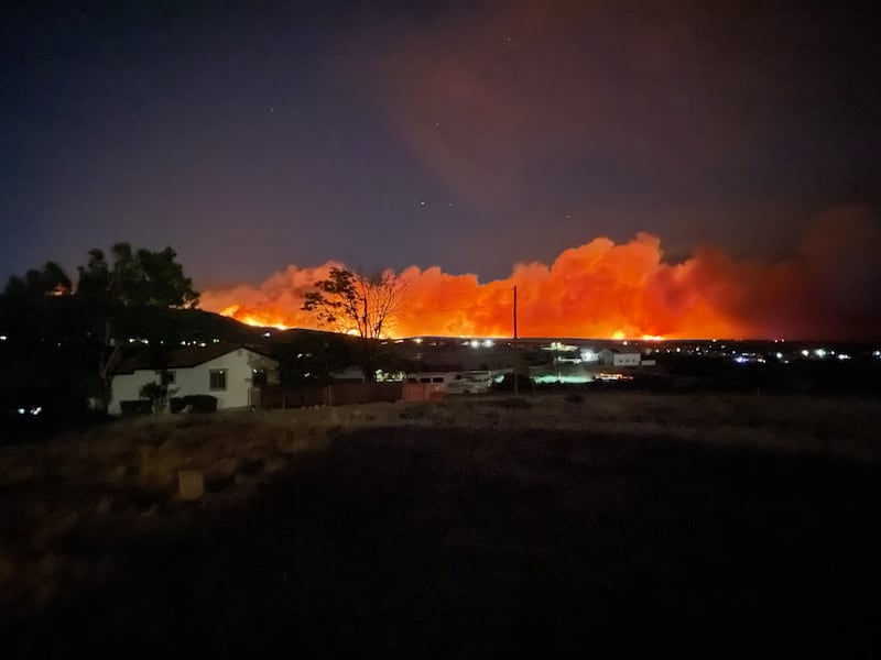 L’incendie d’Aspen Acres vu depuis Rye (Colorado), dans la nuit du 2 juillet 2026.
