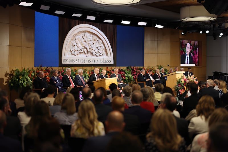 Une sculpture sur bois réalisée par le président Henry B. Eyring est exposée pendant qu'il parle au Séminaire de 2026 pour les nouveaux présidents de mission.