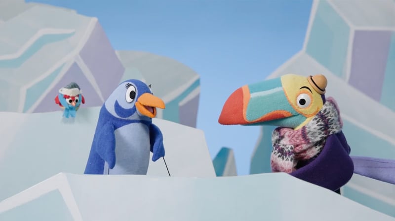 Les marionnettes d'oiseaux Gilbert, Penny et Louie parlent de la famille pendant l'émission « Ami à ami » de septembre 2026.