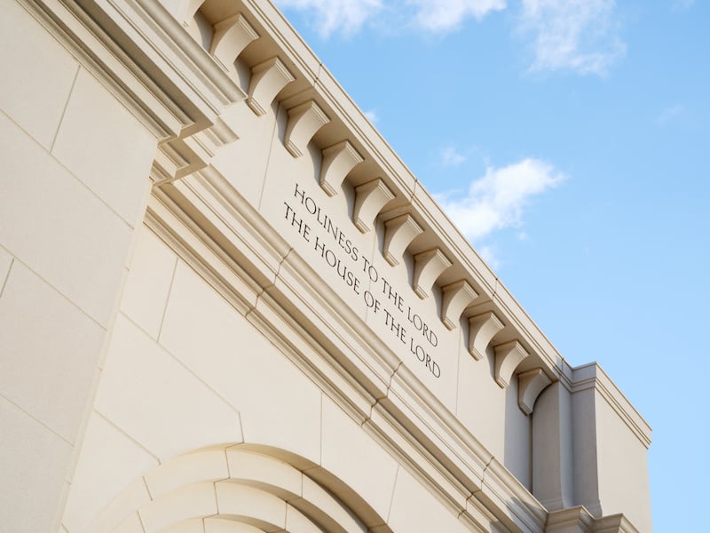« Santeté à l'Éternel : La maison du Seigneur » est inscrit au-dessus de l'entrée du temple de Cody (Wyoming).