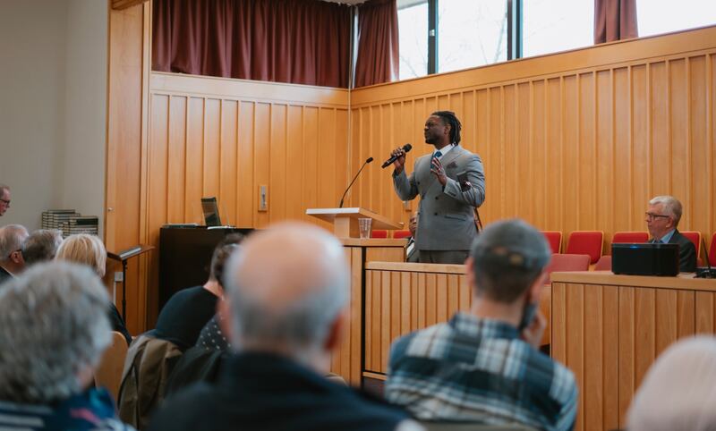 Yahosh Bonner chante lors d'un concert de Pâques tenu en avril 2026 au Wembley Friendship and Outreach Center.