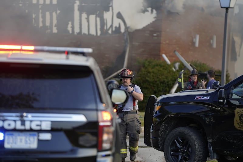 Les services d'urgence interviennent sur les lieux à l'extérieur d'un lieu de culte de l'Église de Jésus-Christ des Saints des Derniers Jours à la suite d'une fusillade et d'un incendie à Grand Blanc, dans le Michigan, le dimanche 28 septembre 2025.