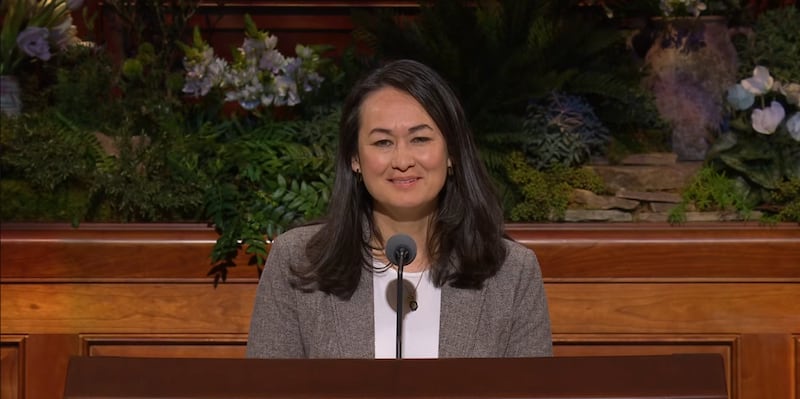 Sœur Kristin M. Yee, deuxième conseillère dans la présidence générale de la Société de Secours, prend la parole lors de la session du samedi matin de la 196e conférence générale annuelle de l'Église de Jésus-Christ des Saints des Derniers Jours au Conference Center à Salt Lake City, le 4 avril 2026.
