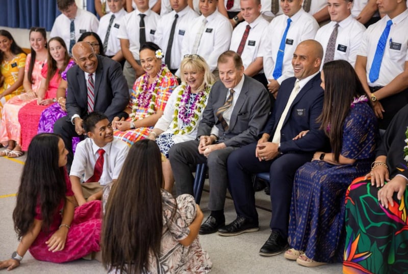 De gauche à droite : frère Taniela Wakolo, soixante-dix Autorité générale, et sœur Anita Wakolo ; sœur Lesa Stevenson et frère Gary E. Stevenson, du Collège des douze apôtres ; et le président de la mission de Samoa Apia, Adney Reid, et sœur Tina Reid participent à une veillée avec des missionnaires à Apia, aux Samoa, le 22 mai 2026.