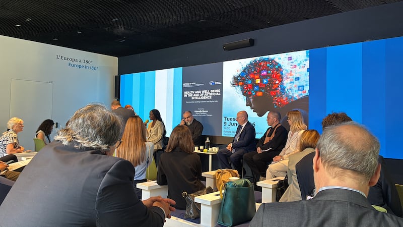 Des personnes se rassemblent pour écouter une table ronde le 9 juin 2026 au Bureau de liaison du Parlement européen à Rome, en Italie.