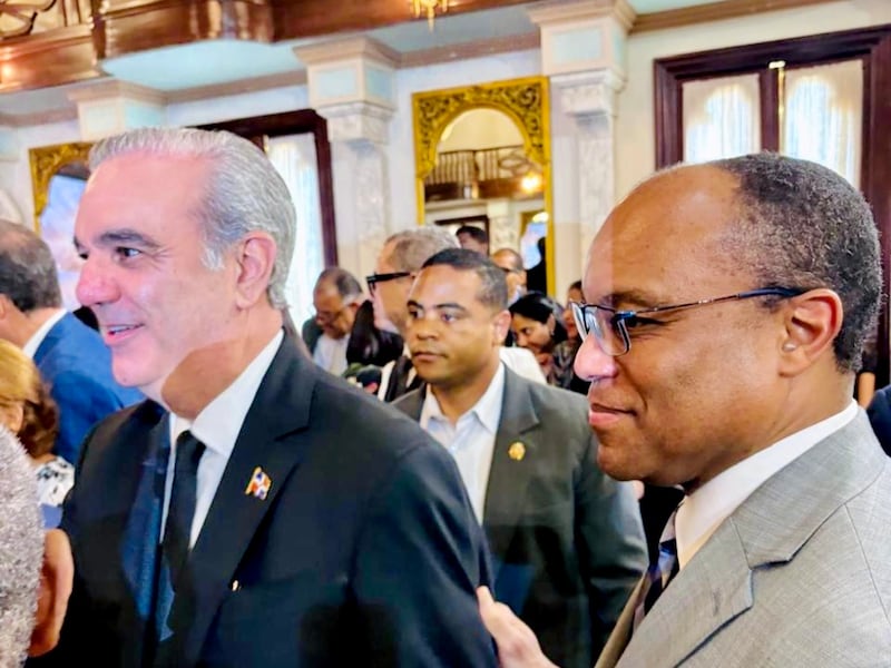Frère Ahmad S. Corbitt, soixante-dix Autorité générale et membre de la présidence de l'interrégion des Caraïbes, se tient aux côtés du président de la République dominicaine, Luis Abinder, lors d'une rencontre interconfessionnelle pour la journée nationale de prière et d'action de grâce organisée le 7 septembre 2026 dans le salon des Cariatides du palais national à Saint-Domingue (République dominicaine).