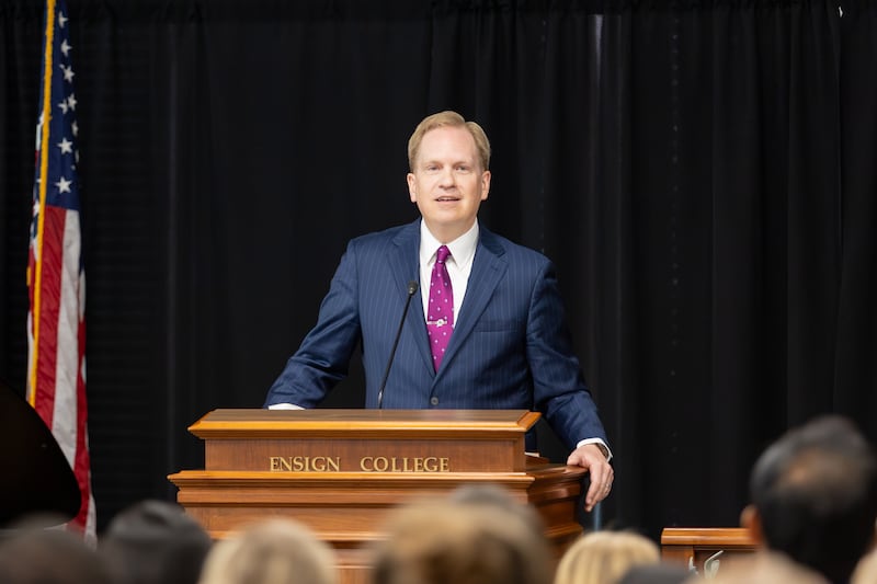 Burke Olsen, directeur de la publication du Deseret News, s'exprime lors d'une réunion spirituelle à Ensign College, à Salt Lake City, le 8 septembre 2026.