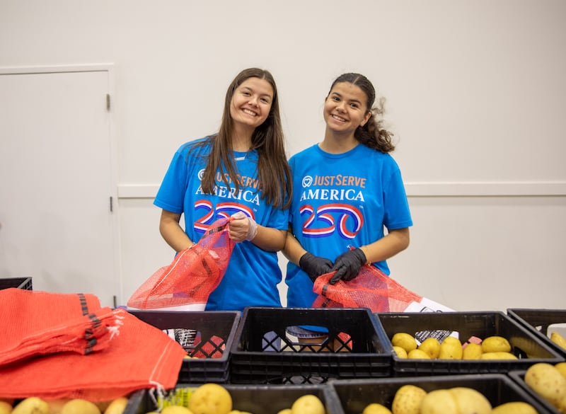 Des bénévoles de JustServe à la banque alimentaire de San Antonio, au Texas, aident à trier de la nourriture après un don d'aliments de L'Église de Jésus-Christ des Saints des Derniers Jours, le 22 juillet 2026.