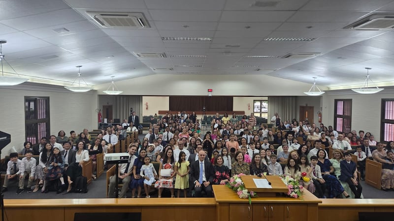 La présidente générale de la Primaire, Susan H. Porter, et sœur Andrea Muñoz Spannaus, assises au premier rang au centre, prennent une photo avec des enfants et des parents après une veillée pour les enfants à Rio de Janeiro, au Brésil, le samedi 13 juin 2026.