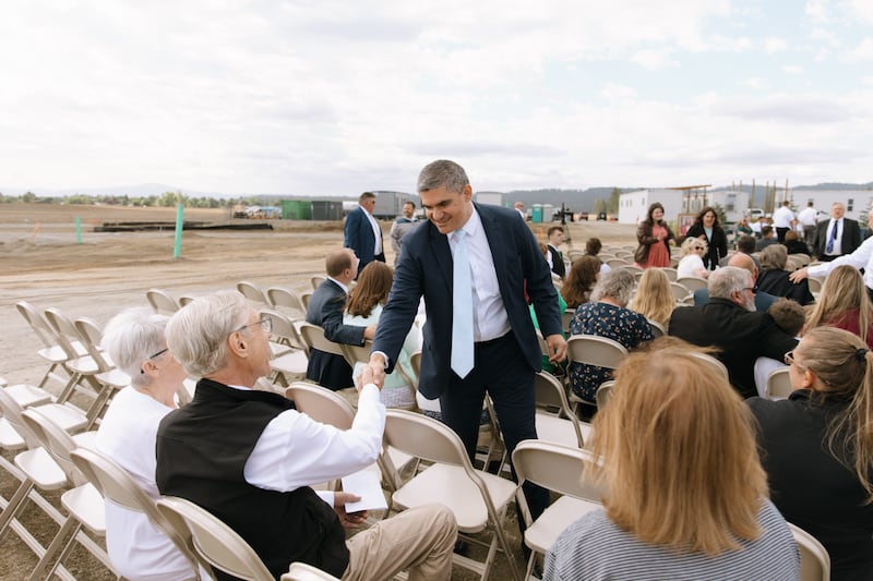 Frère Hutch U. Fale — soixante-dix Autorité générale et membre de la présidence de la région Ouest des États-Unis de l’Église — salue les personnes présentes à la cérémonie d’ouverture du chantier du temple de Coeur d’Alene (Idaho), le samedi 29 août 2026, à Coeur d’Alene (Idaho).