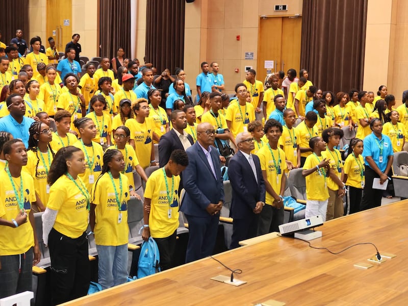 Les dirigeants du Cap-Vert se joignent à des centaines de jeunes lors de la cérémonie du 17 août 2026 marquant le début des conférences « Jeunes, soyez forts » de cette année à Praia (Cap-Vert).