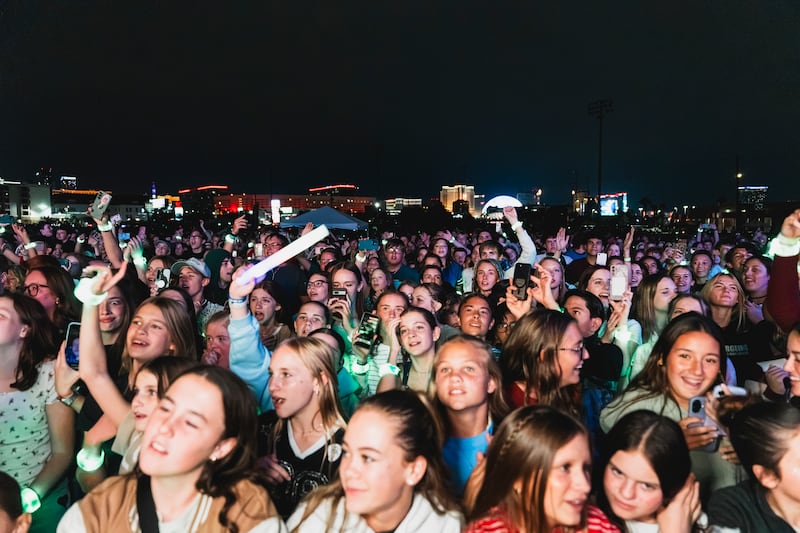 Des jeunes chantent et acclament pendant le festival de musique pour les jeunes de Las Vegas à l'UNLV le samedi 17 octobre 2026.